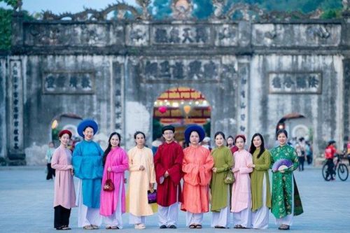 'Gấm hoa Việt phục' - Hơi thở ngàn xưa giữa mùa lễ hội Côn Sơn - Kiếp Bạc