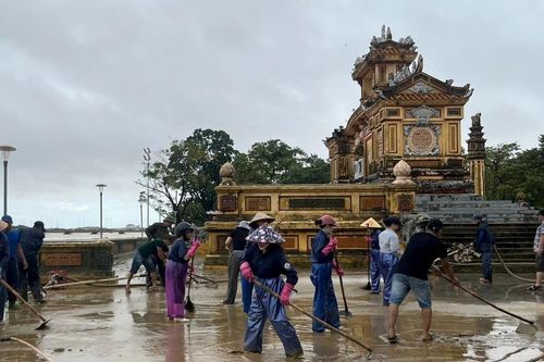 Mưa lũ miền Trung: Nước rút đến đâu, dọn dẹp đến đó