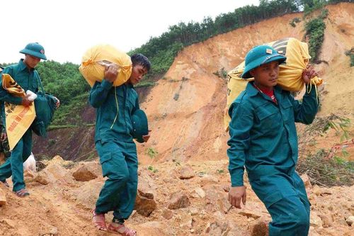 Bộ đội cõng hàng băng qua vùng sạt lở để tiếp tế các bản làng bị cô lập