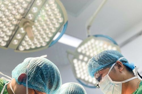 Kịp thời cứu cánh tay bé trai 7 tuổi bị đứt động mạch do tai nạn hy hữu