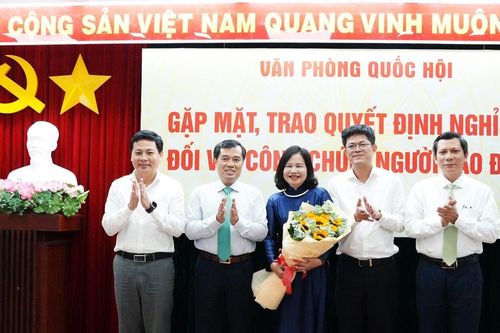 Văn phòng Quốc hội trao quyết định nghỉ hưu cho cán bộ