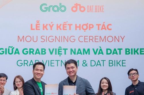 Grab Việt Nam và Dat Bike hợp tác hỗ trợ tài xế công nghệ chuyển đổi xanh