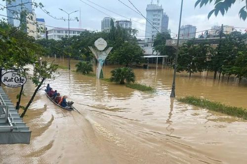 Xử lý nghiêm hành vi lợi dụng lũ lụt để nâng giá; phát hàng hết hạn, quảng cáo cờ bạc