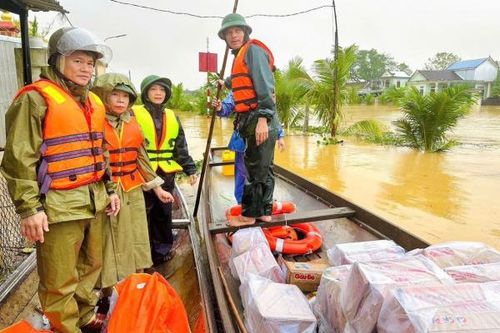 TP Huế còn hơn 13.000 ngôi nhà ngập trong lũ, Quốc lộ 1A thông tuyến