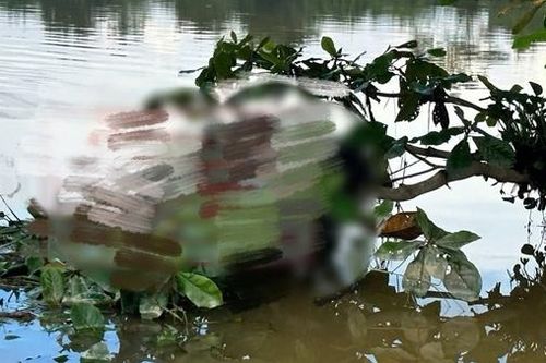 Phát hiện thi thể nam thanh niên bị lũ cuốn mắc trên cành cây