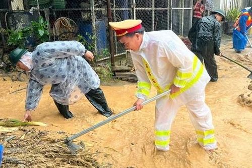 Nước lũ rút, Công an Đà Nẵng khẩn trương giúp nhân dân khắc phục hậu quả, sớm ổn định cuộc sống