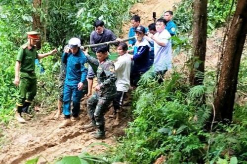 Lan tỏa hình ảnh Công an xã vượt qua khu vực lũ dữ, sạt lở núi để đưa sản phụ đến cơ sở y tế