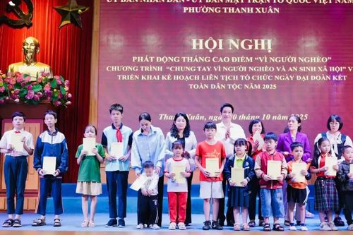 Phường Thanh Xuân trao quà cho trẻ em nghèo