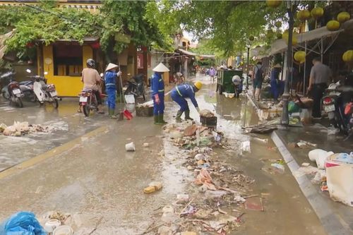 Người dân vùng lũ Đà Nẵng tập trung dọn dẹp bùn đất