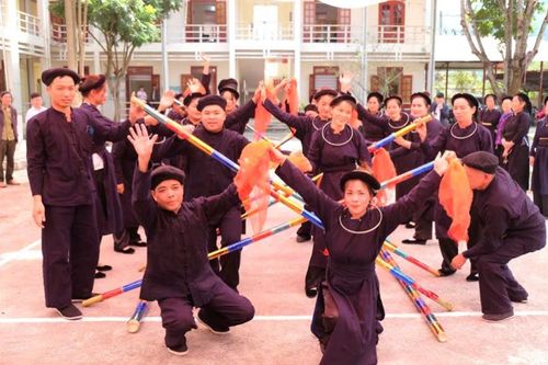 379,5 triệu đồng tặng quà cho hộ nghèo, cận nghèo, có hoàn cảnh khó khăn nhân dịp tổ chức Ngày hội Đại đoàn kết toàn dân tộc