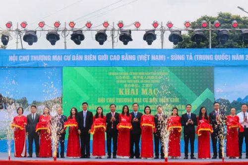 Khai mạc Hội chợ thương mại cư dân biên giới Cao Bằng (Việt Nam) - Sùng Tả (Trung Quốc)