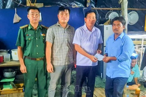 Xã Phan Ngọc Hiển hỗ trợ hộ dân bị cháy ghe biển