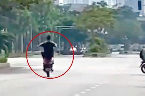 Con mượn xe máy đi học, bố nộp phạt 9 triệu đồng vì hành động này
