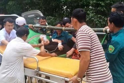 Đường sạt lở, sản phụ xã miền núi được cáng băng rừng đưa đi cấp cứu, hiện 'mẹ tròn con vuông'