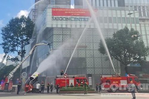 Hơn 1.500 CBCS và tình nguyện viên tham gia diễn tập chữa cháy tại tòa cao ốc Saigon Centre