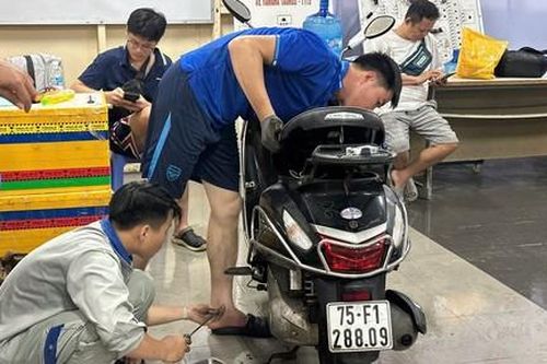 Hàng trăm xe máy bị ngập nước sau trận lũ lịch sử ở Huế được sửa miễn phí