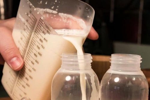 'Chấm đen' trong sữa bột khiến người dùng lo mốc, chuyên gia nói gì?