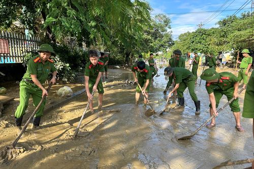 Vừa dầm mình giúp dân 'chạy lũ', Công an lại xắn tay dọn 'núi bùn'