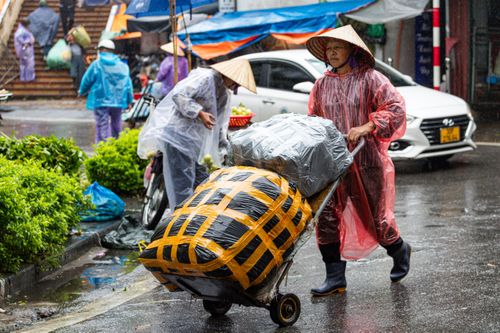 Người Hà Nội vất vả mưu sinh trong ngày mưa phùn, gió lạnh tăng cường