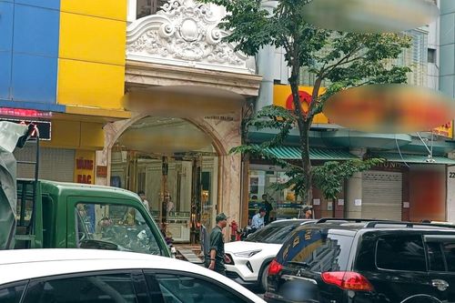 Cảnh sát phong tỏa đường có hàng loạt tiệm vàng nổi tiếng ở Thanh Hóa