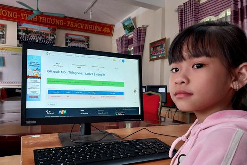 Khoảnh khắc khó quên của học trò vùng cao khi lần đầu chạm vào bàn phím
