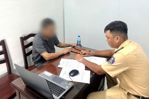 Phạt 19 triệu, trừ 4 điểm GPLX tài xế lái ô tô đi ngược chiều ở TP.HCM
