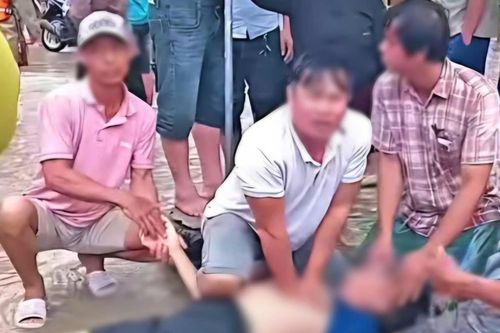 Vào chợ kiểm tra hàng hóa lúc nước lũ chưa rút, 2 người bị điện giật