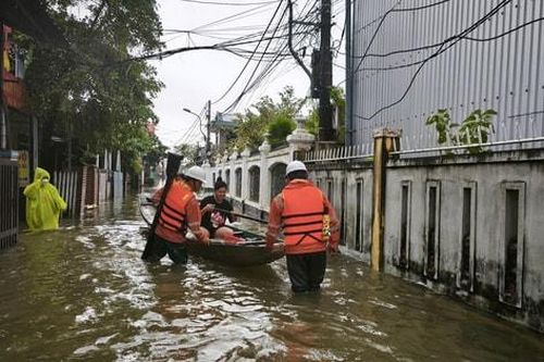 Ngành Điện nhanh chóng cấp điện trở lại cho vùng lũ