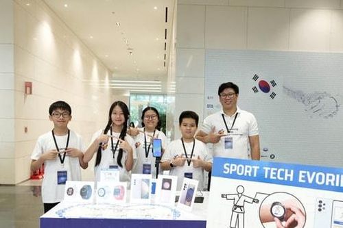 Trường THCS & THPT Nguyễn Tất Thành (Hà Nội) nhất Bảng A Solve for Tomorrow 2025
