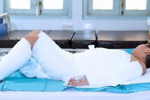 Bé 7 tuổi bỏng nặng do nước sôi từ nồi bánh bao đổ dội trúng người