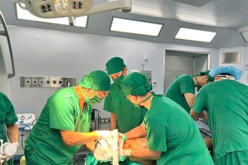 Phẫu thuật hai đường tiếp cận cứu bệnh nhân trật đốt sống cổ hiếm gặp