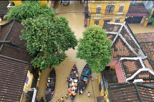 Mưa lũ lớn tiếp diễn ở Trung Bộ, cảnh báo lũ mới từ Nghệ An đến Quảng Trị