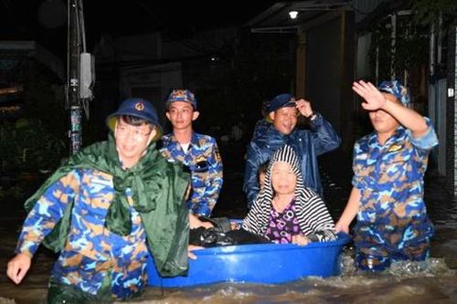 Lực lượng hải quân xuyên đêm hỗ trợ người dân bị ngập sâu ở Lâm Đồng