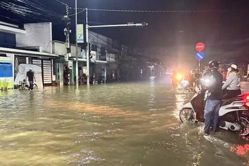 Mưa lớn, nước lũ dâng cao khiến Quốc lộ 1A qua Lâm Đồng bị chia cắt