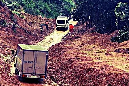 Đường sắt Bắc - Nam và đường Hồ Chí Minh thông tuyến trở lại sau mưa lũ