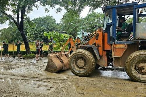 Huế ngập bùn đất và rác thải sau lũ, tổng lực dọn dẹp ổn định cuộc sống
