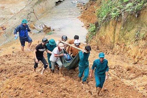 Băng rừng khiêng bệnh nhân bị tai biến đi cấp cứu