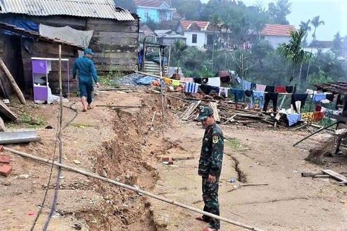 Xã Tây Trà Bồng (Quảng Ngãi): Khẩn cấp di dời dân sau nứt đất