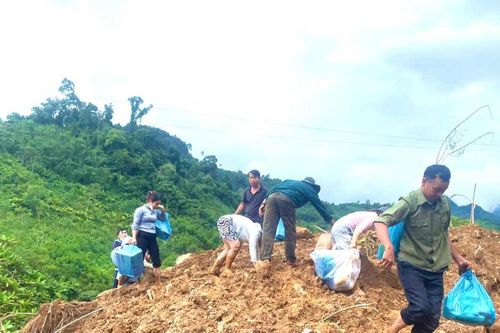 Ấm tình người giữa vùng sạt lở Đà Nẵng