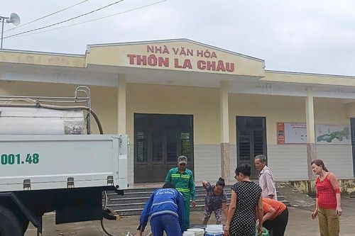 Đà Nẵng: Điều động xe bồn cấp nước sạch cho người dân vùng lũ