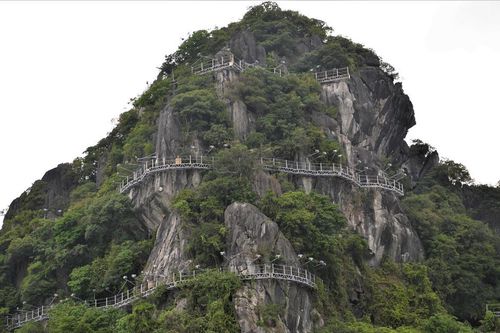 'Gông sắt' núi đá 140 tỷ đồng trên vịnh Hạ Long đã được dỡ bỏ