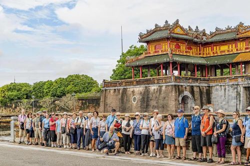 Du khách tham quan Đại nội Huế sau trận lũ lịch sử
