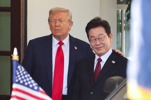 Tổng thống Trump đáp lễ thế nào với Tổng thống Hàn?