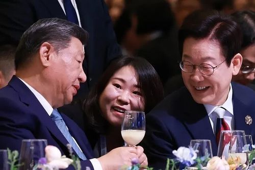 Tổng thống Hàn Quốc nâng ly rượu gạo chúc hòa bình tại tiệc APEC