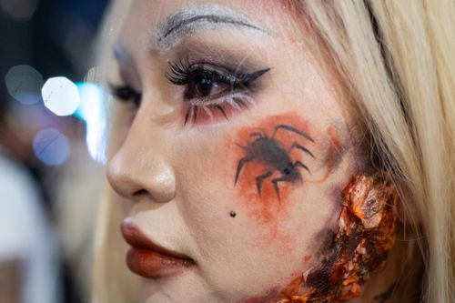 'Ma quỷ, siêu nhân' quẩy xuyên đêm Halloween trên phố Tây Bùi Viện