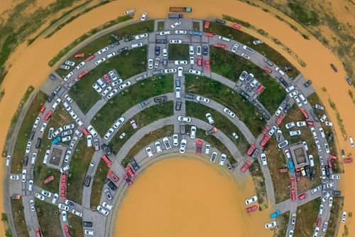 Ôtô ngâm nước hư hại nằm la liệt trên đường sau lũ lịch sử ở Huế