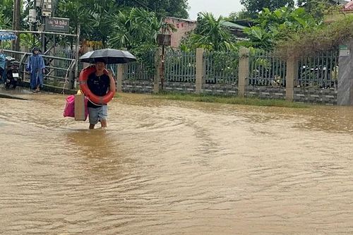 Mực nước ở các sông Quảng Ngãi đang lên, nhiều tuyến đường chìm trong nước