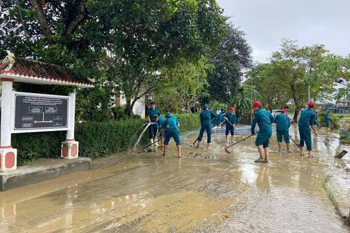 Dọn vệ sinh môi trường tại các di tích lưu niệm Chủ tịch Hồ Chí Minh