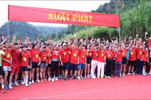 Trên 1.000 VĐV tham gia Giải chạy 'Mùa vàng giữa mây ngàn bản Ít'