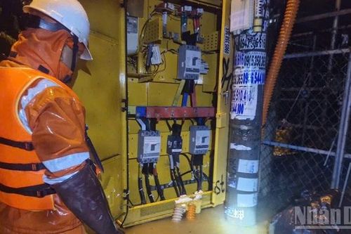 EVNCPC đã khôi phục cấp điện cho hơn 84% khách hàng bị ảnh hưởng do mưa lũ